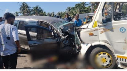 കോഴിക്കോട് വടകരയിൽ വാഹനാപകടത്തിൽ 4 മരണം; ഒരാള്ക്ക് ഗുരുതര പരിക്ക്; കാറും ട്രാവലർ വാനും കൂട്ടിയിടിച്ച് അപകടം