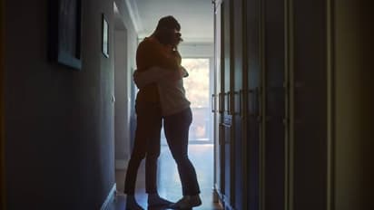 'അത് അവളുടെ അവസാനത്തെ ആലിംഗനമായിരുന്നു, ഞാനത് അറിഞ്ഞിരുന്നില്ല', കണ്ണ് നനയിക്കുന്ന കുറിപ്പുമായി യുവാവ്