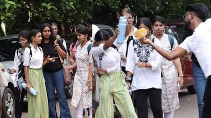 ബിയർ ​ഗ്ലാസുമായി യുവാവ്, 'ഇത് തമാശയല്ല', രൂക്ഷമായി പ്രതികരിച്ച് പെൺകുട്ടി; വീഡിയോയ്ക്ക് വൻ വിമർശനം