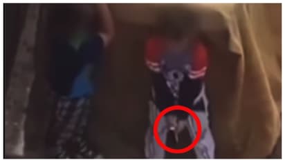 നിറത്തോക്കുമായി 7 ഉം 9 ഉം വയസുള്ള രണ്ട് ആൺകുട്ടികൾ; തോക്ക് താഴെയിടാൻ ആവശ്യപ്പെട്ട് പോലീസ്,  വീഡിയോ വൈറൽ