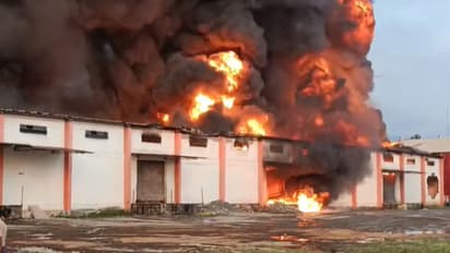 ನೆಲಮಂಗಲ: ಬೆಳ್ಳಂಬೆಳಗ್ಗೆ ಭಾರೀ ಅಗ್ನಿ ಅನಾಹುತ; ಸುಮಾರು 30 ಕೋಟಿ ರೂಪಾಯಿ ಮೌಲ್ಯದ ಆಯಿಲ್ ಬೆಂಕಿಗಾಹುತಿ!