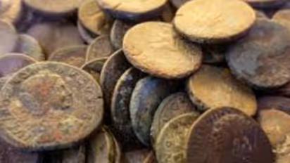 രാവിലെ നടക്കാനിറങ്ങി, മെറ്റൽ ഡിറ്റക്ടറിൽ നിന്നും ബീപ്പ് ശബ്ദം, കുഴിച്ചിട്ട നിലയിൽ നാണയങ്ങൾ, പഴക്കം 2000 വര്‍ഷം