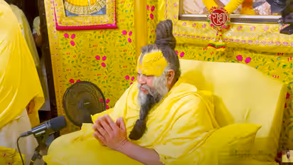 Virat anushka with premanand Ji maharaj