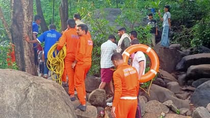 കോടഞ്ചേരിയിൽ അപ്രതീക്ഷിത മലവെള്ളപ്പാച്ചില്; കുടുങ്ങിയത് നൂറിലേറെ വിനോദസഞ്ചാരികള്, ഒഴിവായത് വന് ദുരന്തം