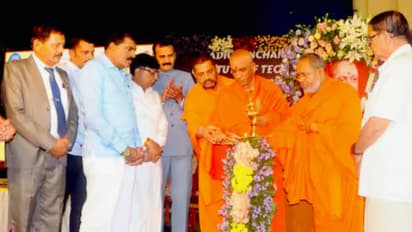 ಪದವೀಧರರು ಸ್ವತಂತ್ರವಾಗಿ ಬದುಕುವುದನ್ನ ಕಲಿಯಿರಿ; ನಿರ್ಮಲಾನಂದನಾಥ ಸ್ವಾಮೀಜಿ