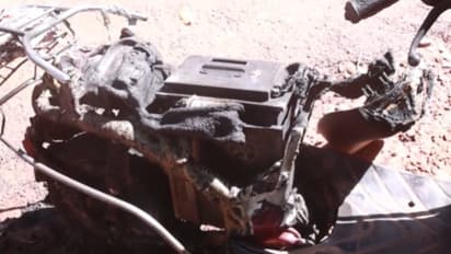 ഓടിക്കൊണ്ടിരിക്കെ കണ്ണൂരിൽ ഇലക്ട്രിക് സ്കൂട്ടറിന് തീപിടിച്ചു, കത്തിയെരിഞ്ഞു; യാത്രക്കാരൻ രക്ഷപ്പെട്ടു