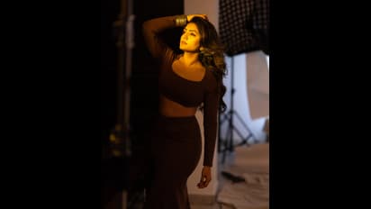 డార్క్‌ షాడోలో ఈషా రెబ్బా అదిరిపోయే లుక్‌, డార్క్ చాక్లెట్‌ తో రచ్చ 