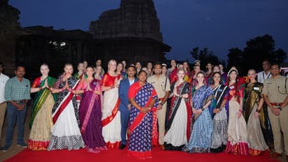 వరంగల్ లో సందడి చేసిన అందాల భామలు, వెయ్యి స్తంభాల గుడిలో ప్రపంచ సుందరీమణులు