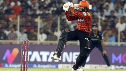 അഭിഷേകിന് ഫിഫ്റ്റി; ലക്നൗവിന്റെ കൂറ്റന് വിജയലക്ഷ്യത്തിലേക്ക് ബാറ്റ് വീശുന്ന ഹൈദരാബാദിന് മികച്ച തുടക്കം