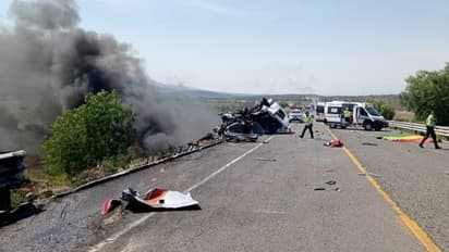 ഓവർ ടേക്ക് ചെയ്യാനുള്ള ശ്രമത്തിനിടയിൽ ബസ് ഇടിച്ച് തെറിപ്പിച്ച വാനിലേക്ക് ഇടിച്ച് കയറി ട്രെക്ക്, 21 മരണം 