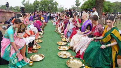 ತೆಲಂಗಾಣಕ್ಕೆ ಆಗಮಿಸಿದ ಮಿಸ್ ವರ್ಲ್ಡ್ ಸ್ಪರ್ಧಿಗಳ ಪಾದ ತೊಳೆದ ಮಹಿಳೆ, ವಿಡಿಯೋದಿಂದ ವಿವಾದ