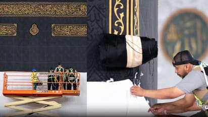 ഹജജ്: മക്കയിലെ കഅ്ബയുടെ പുടവ ഉയർത്തിക്കെട്ടി