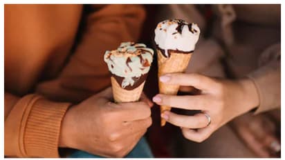 ഹാവ്മോർ ഐസ്ക്രീം കോൺ കഴിച്ചപ്പോൾ യുവതിക്ക് എന്തോ അസ്വസ്ഥത, നോക്കിയപ്പോൾ പല്ലിയുടെ വാൽ! നടപടിയുമായി അധികൃതര്‍