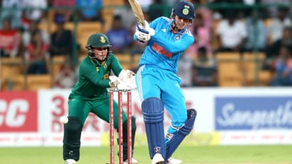 ಸ್ಮೃತಿ ಮಂಧನಾ vs ಎಲಿಸ್ ಪೆರ್ರಿ: ಯಾರು ಹೆಚ್ಚು ಸಿರಿವಂತೆ?