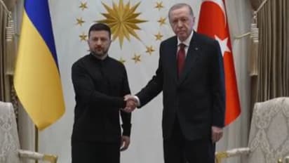 'യുദ്ധം അവസാനിക്കില്ല', സൂചനകൾ വ്യക്തമാക്കുന്ന ശരീരഭാഷയുമായി എർദ്ദോഗനും സെലൻസ്കിയും തമ്മിലുള്ള ഹസ്തദാനം