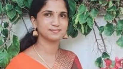 ഭർത്താവിനൊപ്പം ബൈക്കിൽ സഞ്ചരിക്കുന്നതിനിടെ കാറിച്ച് അപകടം; വീട്ടമ്മയ്ക്ക് ദാരുണാന്ത്യം