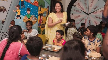 అనాథ శరణాలయంలో అనసూయ బర్త్ డే సెలెబ్రేషన్స్.. భర్తతో కలసి ఏం చేస్తుందో చూడండి, వైరల్ ఫొటోస్ 