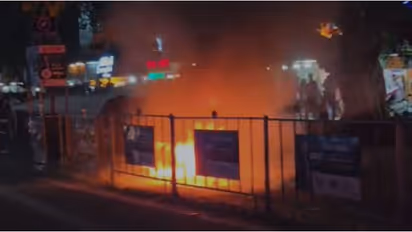 കൊച്ചി കലൂരിൽ ഓടിക്കൊണ്ടിരുന്ന കാറിന് തീപിടിച്ചു കത്തിനശിച്ചു; വാഹനത്തിൽ ആളില്ല, ഇറങ്ങിയോടിയെന്ന് സംശയം