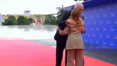 Albania PM यांनी रेड कार्पेटवर गुडघ्यांवर बसून केले Giorgia Meloni यांचे स्वागत, Video Viral