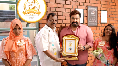 മികച്ച നവാഗത സംവിധായകന്; മോഹൻലാലിന് കലാഭവൻ മണി പുരസ്കാരം സമര്പ്പിച്ചു