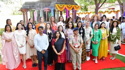 పిల్లలమర్రి సందర్శించిన మిస్ వరల్డ్ కంటెస్టెంట్లు , ఘన స్వాగతం పలికిన ప్రజలు