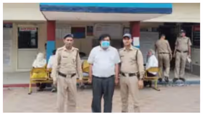 അടച്ചിട്ട മുറിയിലേക്ക് വൈവക്കായി ഡി​ഗ്രി വിദ്യാർഥികളെ വിളിച്ചുവരുത്തി ഫിസിക്സ് പ്രഫസർ; പരാതി, അറസ്റ്റ്