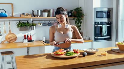 Eating: అతిగా తినకుండా ఉండాలంటే ఏం చేయాలి?