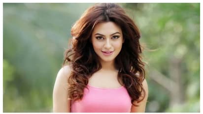 തായ്ലൻഡിലേക്ക് പോകാൻ വിമാനത്താവളത്തിലെത്തി, സിനിമയിൽ ഷെയ്ഖ് ഹസീനയായി വേഷമിട്ട നടി അറസ്റ്റിൽ