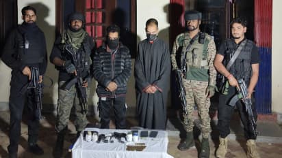 കശ്മീരിൽ ഭീകര ബന്ധമുളള 2 പേർ പിടിയിൽ; കൈവശമുണ്ടായിരുന്നത് വൻ ആയുധ ശേഖരം! 2 പിസ്റ്റളുകളും 4 ഗ്രനേഡും പിടികൂടി