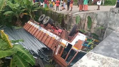 കഴക്കൂട്ടത്ത് കയറ്റം കയറുന്നതിനിടെ ബ്രേക്ക് നഷ്ടപ്പെട്ട് ലോറി വയലിലേക്ക് മറിഞ്ഞു; ഡ്രൈവർക്ക് പരിക്ക്