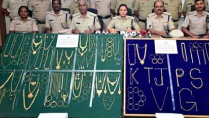 നാട്ടുകാർ ബാങ്കിൽ പണയം വെച്ച 3.6 കിലോ സ്വർണം അവിടെയില്ല; മറ്റൊരു ബാങ്കിൽ കൊണ്ടുപോയി പണയം വെച്ച് ഉദ്യോഗസ്ഥൻ