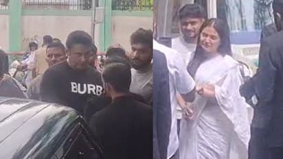 ಕೋರ್ಟ್ನಲ್ಲಿ ನಟ ದರ್ಶನ್ ಕೈ ಹಿಡಿದು ಹೊಸ ಫೋನ್ ನಂಬರ್ ಪಡೆದುಕೊಂಡ ಪವಿತ್ರಾ ಗೌಡ!