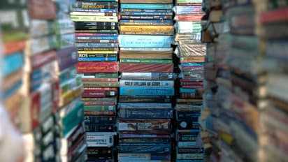 അച്ഛനും മകനും നടത്തുന്ന കട, പൊലീസെത്തിയപ്പോൾ പുറത്തായത് കോടികളുടെ തട്ടിപ്പ്;പിടിച്ചത് 170,000 വ്യാജ പുസ്തകങ്ങൾ