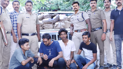 4 പേർ, കയ്യിൽ ഒരു സ്യൂട്ട്കേസ്, ബാഗ്, കവർ; ആരുമറിയാതെ തൃശൂർ വരെ ട്രെയിനിൽ എത്തിച്ചു, കഞ്ചാവുമായി പിടിയിൽ