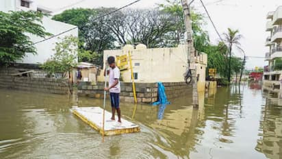 ಬೆಂಗಳೂರಿನಲ್ಲಿ ಭೀತಿಯ ಪ್ರವಾಹ: ಹಲವು ಬಡಾವಣೆಗಳಿಗೆ ವಿದ್ಯುತ್, ನೀರು, ಅವಶ್ಯ ವಸ್ತುಗಳ ಪೂರೈಕೆ ಸ್ಥಗಿತ