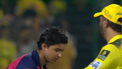 വിസ്മയിപ്പിച്ച് വീണ്ടും വൈഭവ്; ഒടുവിൽ ധോണിയുടെ കാലില്‍ തൊട്ട് അനുഗ്രഹം തേടി കൗമാരതാരം