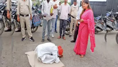 ತಹಶೀಲ್ದಾರ್ ಪಾದದ ಬಳಿ ಪೇಟ ಇರಿಸಿ ನ್ಯಾಯ ಕೇಳಿದ ವೃದ್ಧ: ವಿಡಿಯೋ ವೈರಲ್ 