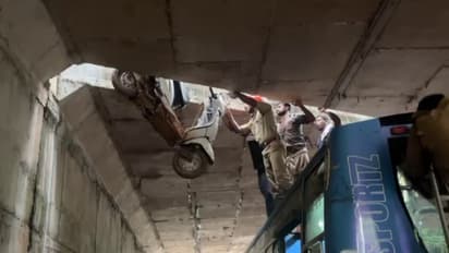 ദേശീയപാതയിൽ ആശങ്കയേറുന്നു; കൊയിലാണ്ടി മേൽപ്പാലത്തിലെ വിടവിലൂടെ സ്‌കൂട്ടർ താഴേക്ക് വീണു, ഒരാൾക്ക് പരിക്ക് 