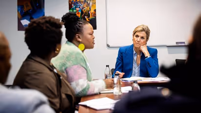 'തനിനിറം കാണിച്ചു'; ദക്ഷിണാഫ്രിക്കയിലെത്തിയ നെതർലാൻഡ്‌സ് രാജ്ഞി ഫോട്ടോയ്ക്ക് പോസ് ചെയ്തില്ല, വിമർശനം