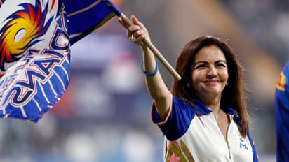 नीता अंबानी का कौन सा इशारा हो गया वायरल, जानें 6 उंगली उठाने का मतलब क्या?