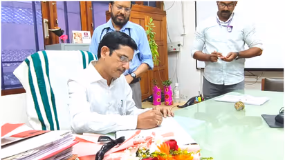 മെഡിക്കൽ കോളേജിൽ അങ്ങനെയൊരു അപൂർവ നിമിഷം! 4 പതിറ്റാണ്ട് മുമ്പ് പഠിച്ച വിദ്യാർഥി, ഡോ. പദ്മകുമാർ പ്രിൻസിപ്പളായി