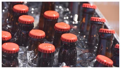 കണ്ടെയ്നറിൽ 'എനർജി ഡ്രിങ്ക്', ലേബൽ കണ്ടാൽ സംശയമൊന്നും തോന്നില്ല, പരിശോധനയിൽ കണ്ടെത്തിയത് 28000 കുപ്പി ബിയർ