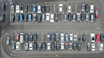 ഹിന്ദി സംസാരിച്ചതിനാൽ പാർക്കിംഗ് അവസരം നഷ്ടപ്പെട്ടെന്ന് ടെക്കി, ഇംഗ്ലീഷ് നിർബന്ധക്കണമെന്നും പോസ്റ്റ്