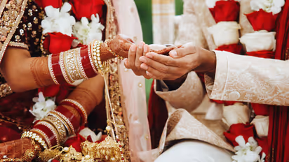 26കാരിയായ ഭർതൃമതിയുടെ 'വിവാഹാലോചന'ക്ക് യെസ് പറഞ്ഞു, യുവാവിന് നഷ്ടപ്പെട്ടത് ലക്ഷങ്ങൾ, അമ്മയും മകളും അറസ്റ്റിൽ