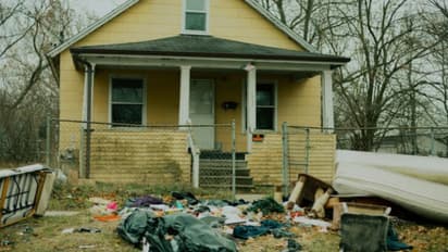 ബാത്ത് ടബ്ബിൽ അഴുകിയ ആട്, വീട്ടിൽ 47 ഇനം മൃഗങ്ങൾ, 8 മാസം പ്രായമായ കുഞ്ഞിനെ വളർത്തിയത് ദുർഗന്ധം നിറഞ്ഞ വീട്ടിൽ