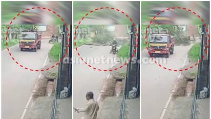  ബൈക്കിൽ സഞ്ചരിക്കവേ തെങ്ങ്  മുറിഞ്ഞ് ദേഹത്തേക്ക് വീണു, യുവാവിന് നട്ടെല്ലിന് പരിക്ക്, സിസിടിവി ദൃശ്യങ്ങൾ  