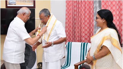 ക്ലിഫ് ഹൗസിലെത്തി മുഖ്യമന്ത്രിക്ക് പിറന്നാൾ ആശംസ നേർന്ന് ഗവർണർ, പിണറായിയെ പൊന്നാടയും അണിയിച്ച് മടക്കം