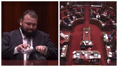जूते में डालकर सांसद ने पी बीयर, संसद के अंदर का वीडियो वायरल