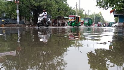 കേരളത്തിൽ മാത്രമല്ല, അങ്ങ് ദില്ലിയിലും ദുരിതം, പെയ്തത് പെരുമഴ, തെരുവുകൾ വെള്ളത്തിൽ, 200 വിമാനങ്ങളെയും ബാധിച്ചു