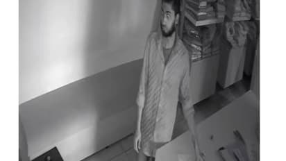 തുണിക്കടയിലെ സിസിടിവി കാമറയില് എല്ലാം പതിഞ്ഞു; ഗ്ലാസ് ഡോർ തുറന്നു കയറി മേശപ്പുറത്തു നിന്ന് ഫോണുമായി മുങ്ങി
